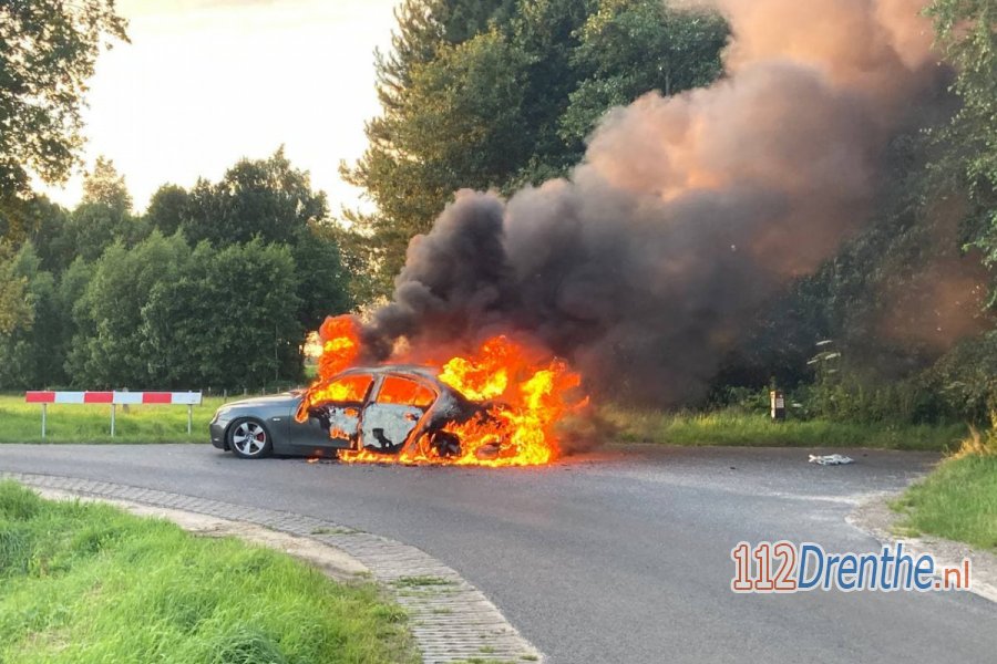 Auto in vlammen aan de Oostermaat in #Stuifzand. 112Drenthe.