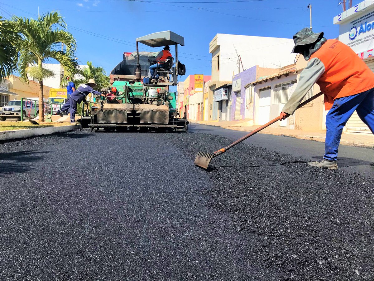 Sertao_Baiano's tweet photo. #FéEmDeus e muito trabalho: Prefeitura inicia pavimentação da Tertuliano Cambuí https://t.co/icjQiPox83 Avenida vai ganhar nova iluminação em LED; Rua Rio de Janeiro e a Praça Clériston também serão recuperadas. #Irecê segue em frente! @lidicedamata #ElmoVaz #Desenvolvimento https://t.co/pvXD9NQcFT