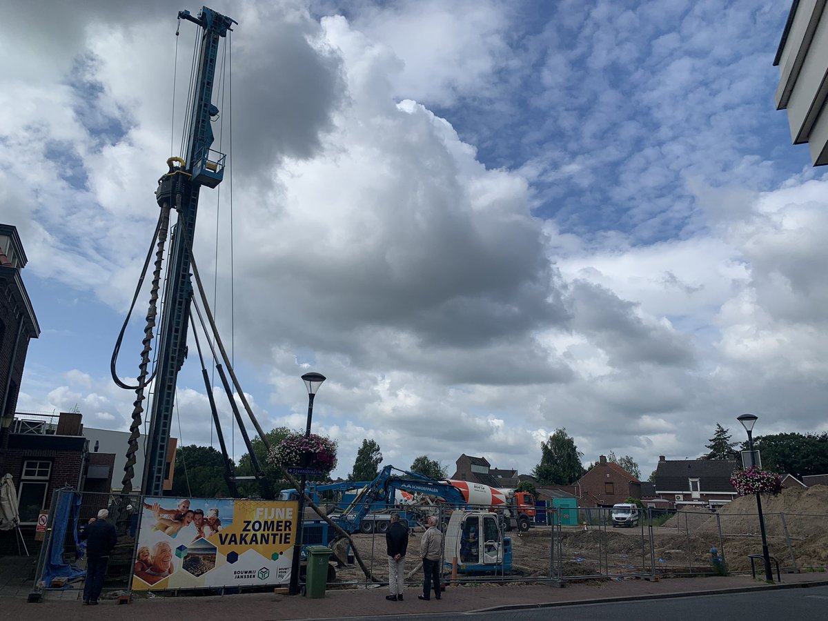 Vandaag hebben we de boorpalen aangebracht 22 app <a href="/stDichterbij/">Stichting Dichterbij</a> te Boxmeer. #vakantie