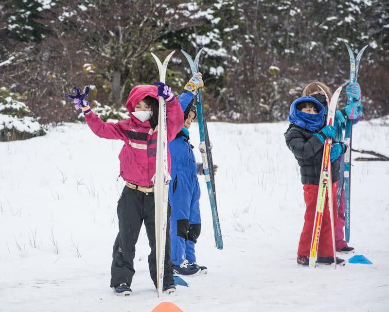 WalterVuotoTDF's tweet photo. Que nuestras infancias puedan realizar actividades invernales, deportivas y culturales durante el receso invernal permite que se continúen desarrollando y aprendiendo nuevas disciplinas, mientras disfrutan de nuestros espacios al aire libre.

#HayFuturo
#GestiónWalterVuoto https://t.co/lx1tsrJ6B5