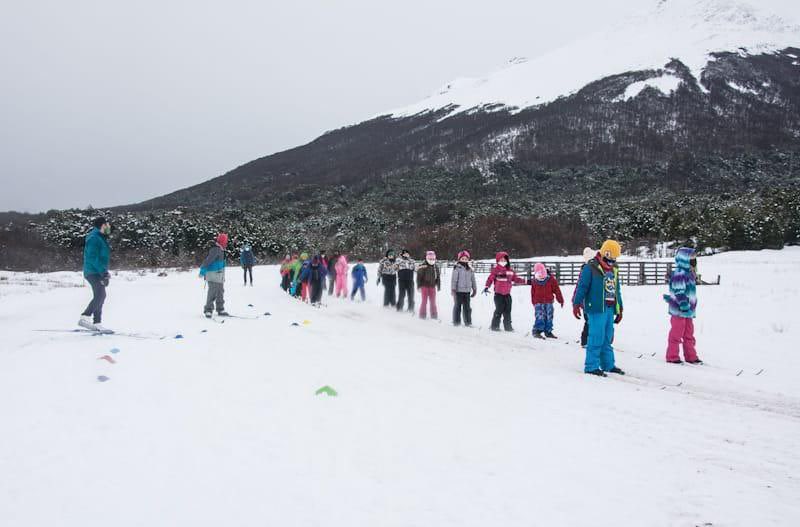 WalterVuotoTDF's tweet photo. Que nuestras infancias puedan realizar actividades invernales, deportivas y culturales durante el receso invernal permite que se continúen desarrollando y aprendiendo nuevas disciplinas, mientras disfrutan de nuestros espacios al aire libre.

#HayFuturo
#GestiónWalterVuoto https://t.co/lx1tsrJ6B5