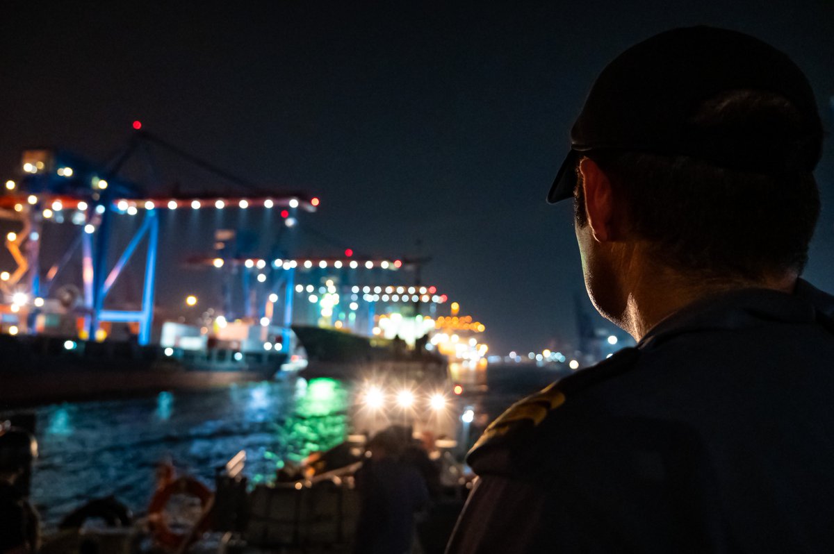 RoyalCanNavy's tweet image. Friday night lights, courtesy of #HMCSCalgary&apos;s stop in Jakarta, Indonesia on #OpPROJECTION in early July.