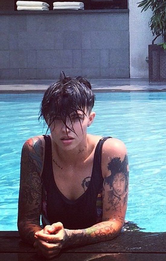 kanecrm's tweet image. Sì, donna bambina
È una madonnina che piange per me
Ma poi mi rovina
Ed io che so farmi rovinare da te