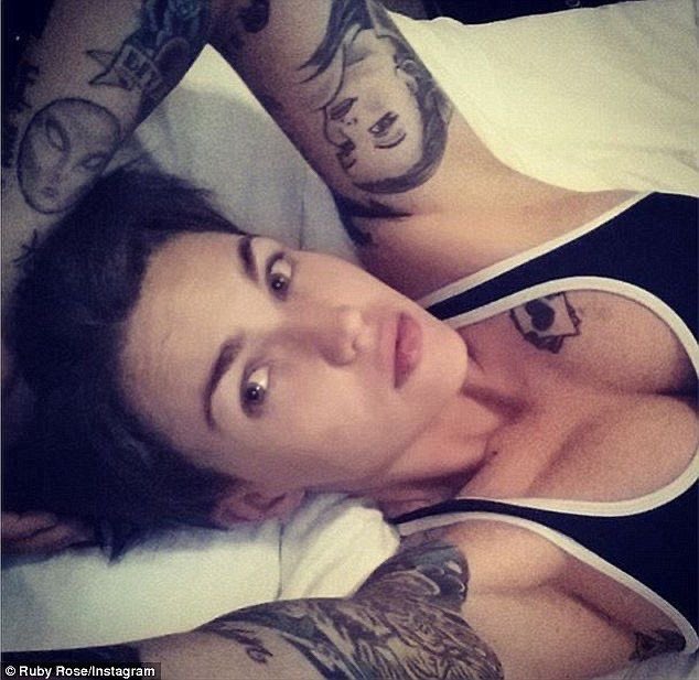 kanecrm's tweet image. Sì, donna bambina
È una madonnina che piange per me
Ma poi mi rovina
Ed io che so farmi rovinare da te