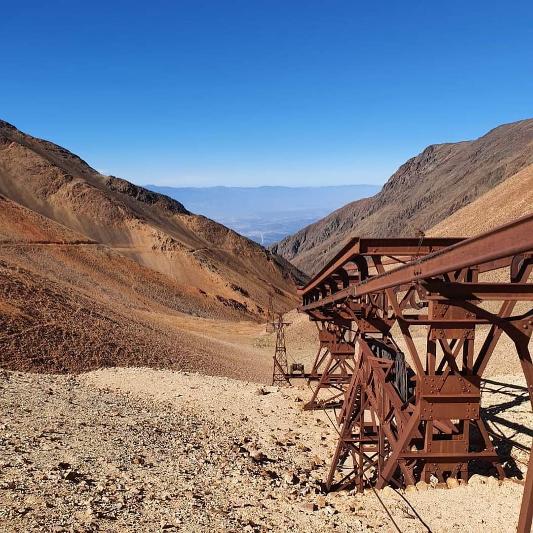 santiago_azulay's tweet photo. Hoy es el aniversario 117 del maravilloso #CableCarril de #Chilecito; obra de ingeniería única enmarcada bajo el majestuoso cordón montañoso del Famatina. Que se ilumina con cada rayito de sol de un nuevo amanecer y nos abraza cada noche cuando la tarde se va entre las quebradas. https://t.co/N2GJqTZmvg