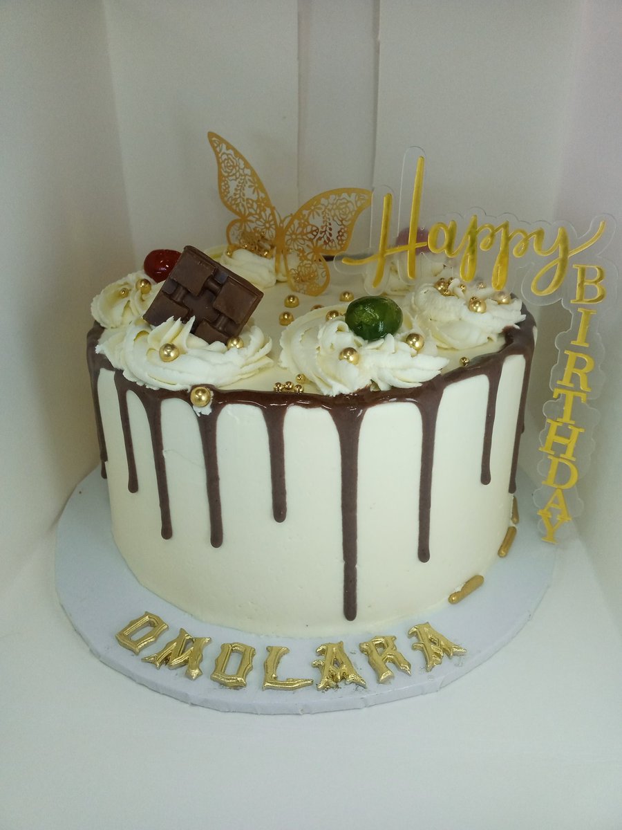 mrs_natty01's tweet photo. Simple and yummy😋😋😋 
Made with love for a sisterly😘
Yummy layered in milky vanilla 
#cakes_by_phena 
#buttercreamcake
#akurebaker
#bakerinakure 
#cakesinakure https://t.co/SXxaZLEW5T