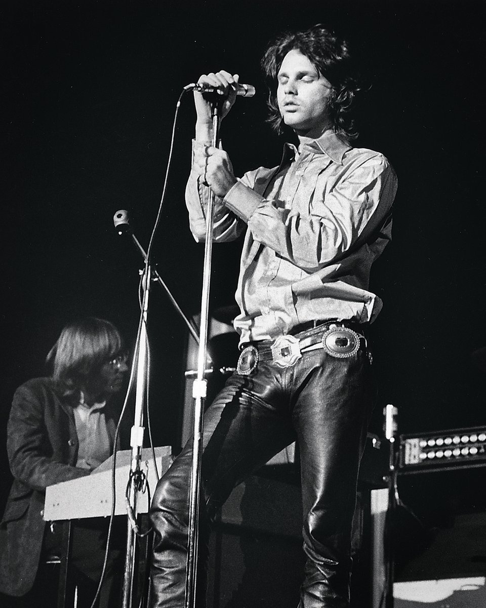 RollingStoneAr's tweet photo. Pasaron tres décadas del estreno de 'The Doors', la biopic que presentó a #JimMorrisson a nuevas generaciones. En esta nota, @D_Broder contó el detrás de escena y el impacto de la película de Oliver Stone que reavivó el fuego seminal encendido en los 60. https://t.co/TC56beRMn8 https://t.co/gAJgaX8UuO