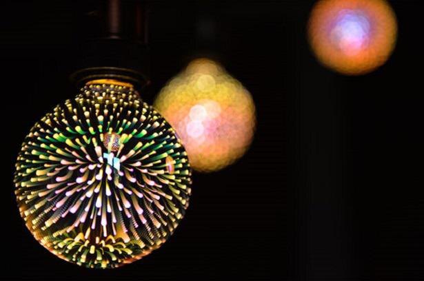 narizou103's tweet photo. 部屋の中で打ち上げ花火のような模様を照らす「花火電球」がSNSを中心に話題になっている。暗い室内で撮影された写真や、マグカップに花火が浮かび上がる光景などがユーザーによってTwitterに投稿され、その様子が幻想的だと人気を呼んでいる🎇
それがコレ👇 https://t.co/faylv967ZV