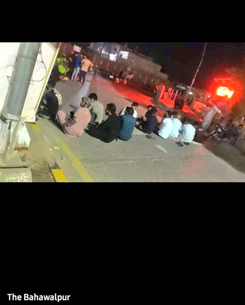 UsamaMe97188280's tweet photo. classes online paper physical  This is the the value of student in pakistan they are sitting in roads #Shafqatmehmood #iubstudentswantonlineexam #imrankhanPTI https://t.co/fAoB2lRKz5
