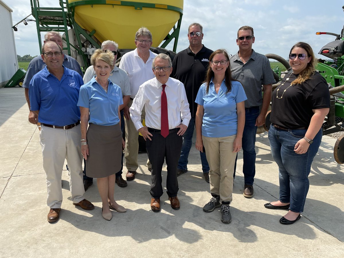Helping keep #Ohio’s water clean!

Wonderful visit with <a href="/GovMikeDeWine/">Governor Mike DeWine</a> today at the #RohrsBros farm in Henry County. Farmers are doing great things to improve our water quality <a href="/H2Ohio/">H2Ohio</a>.