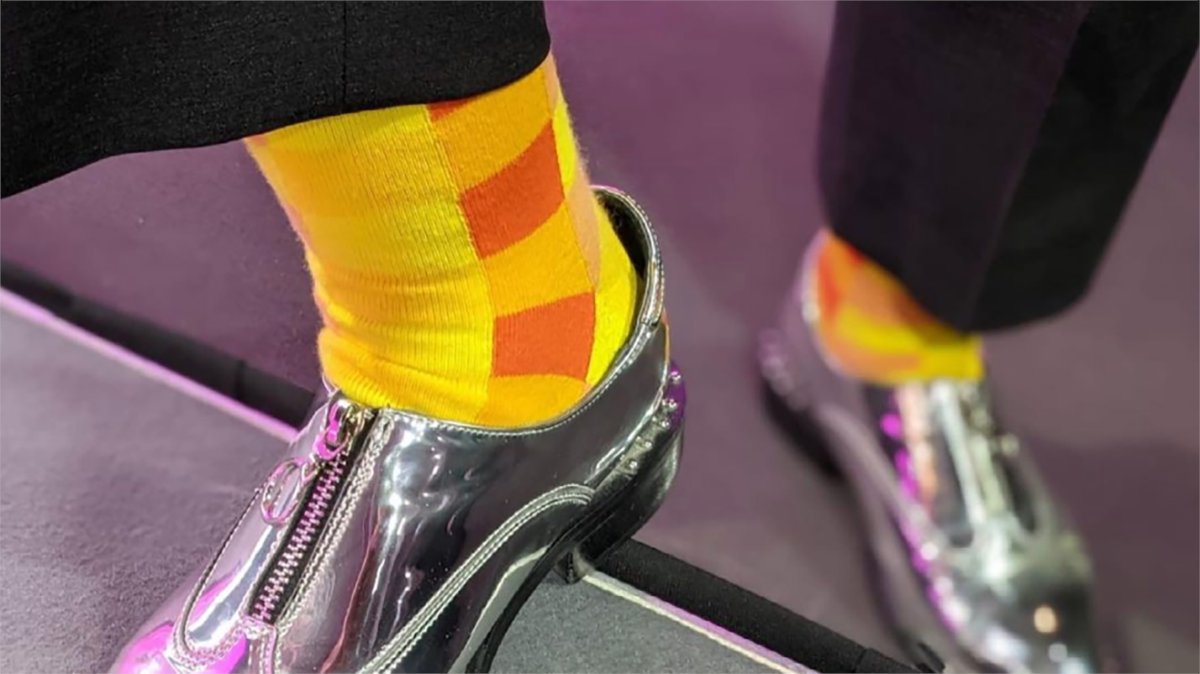 SockingBehavior's tweet image. Summer is here and we can finally whip out our sunshine socks. ☀️

Thanks for showing us how it's done, Layne! 

📸: (IG: theauctionista)