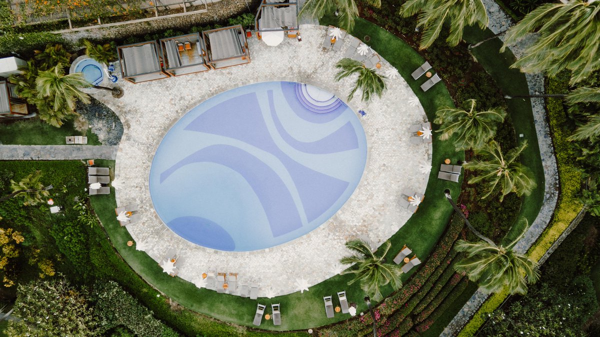 From the calm shores of Kaunaʻoa Bay to Mauna Kea Beach Hotelʻs iconic pool, there will always a place to lounge, relax, and enjoy island time.