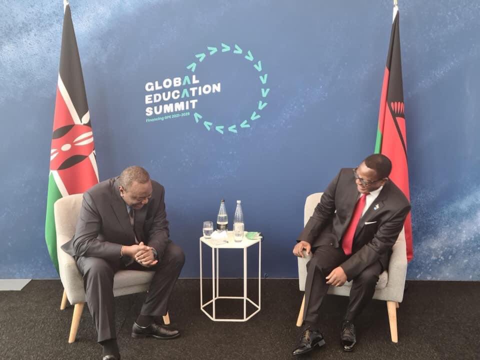 IChiwayula's tweet photo. Uhuru: komatu hardtack inakudya bro 

Laz : leka 😂 https://t.co/BVVBnMvpG5