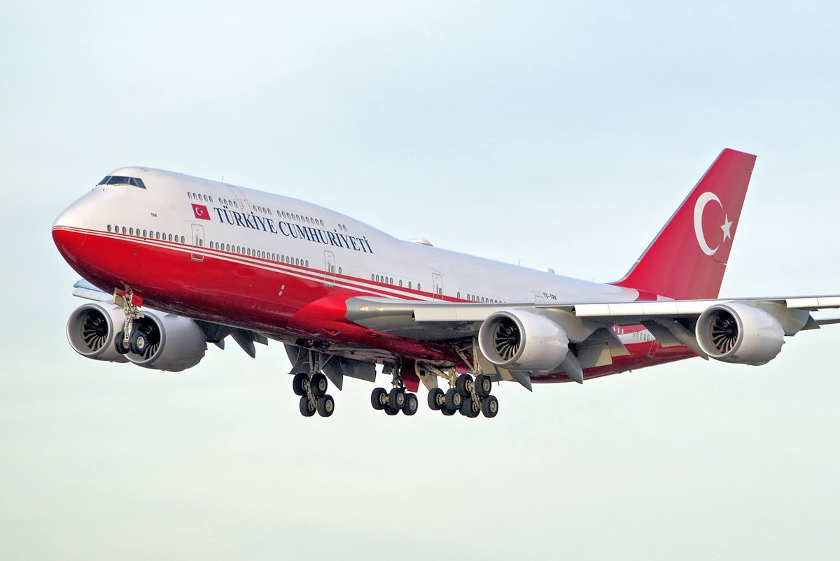 İki fotoğrafta iki farklı Boeing 747 var. Biri geniş alana yayılmış yangınları söndürebiliyor, diğeriyse itibarda tasarrufun önüne geçiyor.