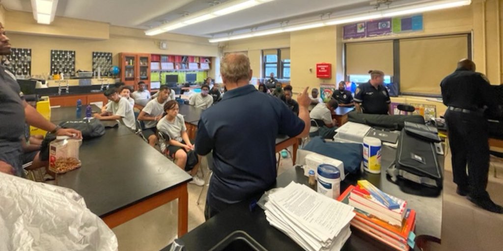 NYPDQueensSouth's tweet photo. Thank you Det.Richardson &amp; Sgt. Clarke for teaching the #OptionsProgram to our Youth Police Academy students and PBQS Summer Youth Employment Workers today at JHS 231. #copsandkids #makingadifference @PALNewYork @NYPDCommAffairs @nycpolicefdtn https://t.co/cfDXYwXv07