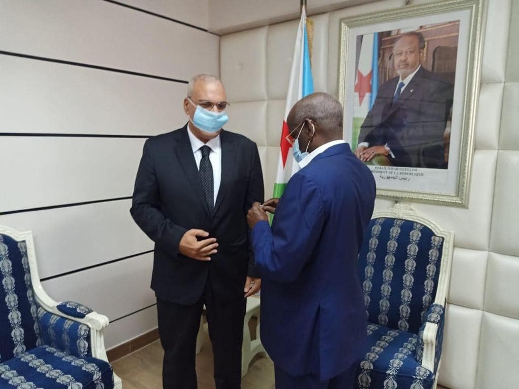 رئيس جيبوتي يمنح السفير المصري وسام الاستقلال صور صدى البلد البلد