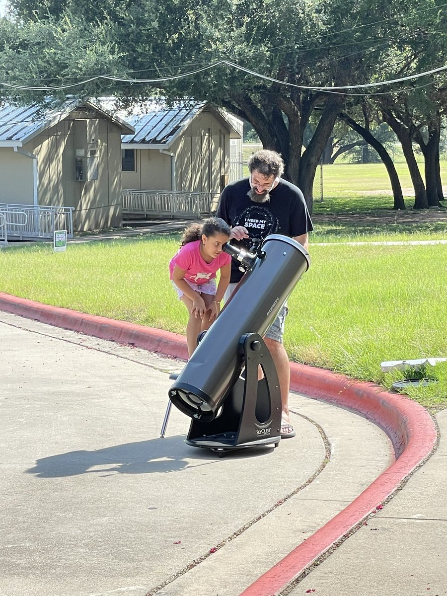 MsJRRISD's tweet image. Launch 🚀 students loved viewing the sun &amp;amp; moon through our community member’s telescope 🔭 Thank you to the Seals for volunteering your telescope &amp;amp; time! ❤️ #OTELaunch #LearningLaunch