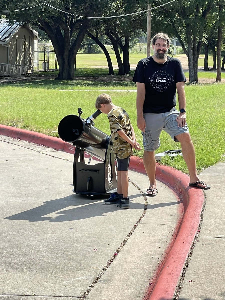 MsJRRISD's tweet image. Launch 🚀 students loved viewing the sun &amp;amp; moon through our community member’s telescope 🔭 Thank you to the Seals for volunteering your telescope &amp;amp; time! ❤️ #OTELaunch #LearningLaunch