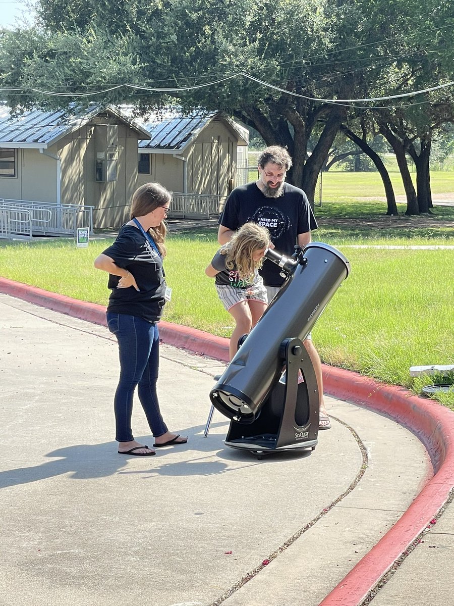 MsJRRISD's tweet image. Launch 🚀 students loved viewing the sun &amp;amp; moon through our community member’s telescope 🔭 Thank you to the Seals for volunteering your telescope &amp;amp; time! ❤️ #OTELaunch #LearningLaunch