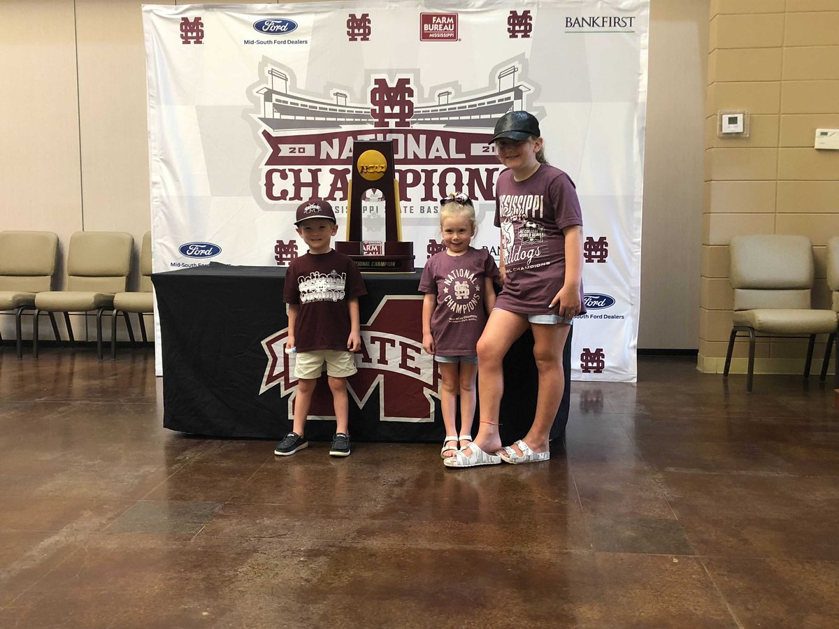 HailStateBB's tweet photo. The best fans in college baseball reside in the Magnolia State 🏆

#HailState🐶 https://t.co/DYGRmNTxoW