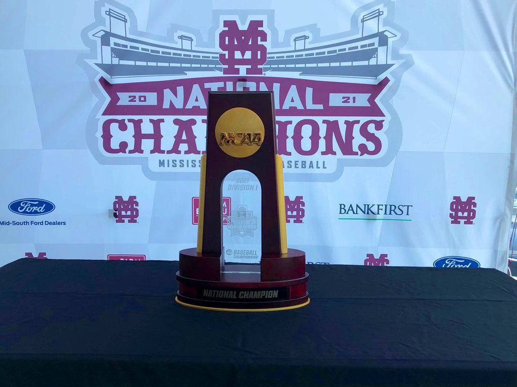 HailStateBB's tweet photo. The best fans in college baseball reside in the Magnolia State 🏆

#HailState🐶 https://t.co/DYGRmNTxoW