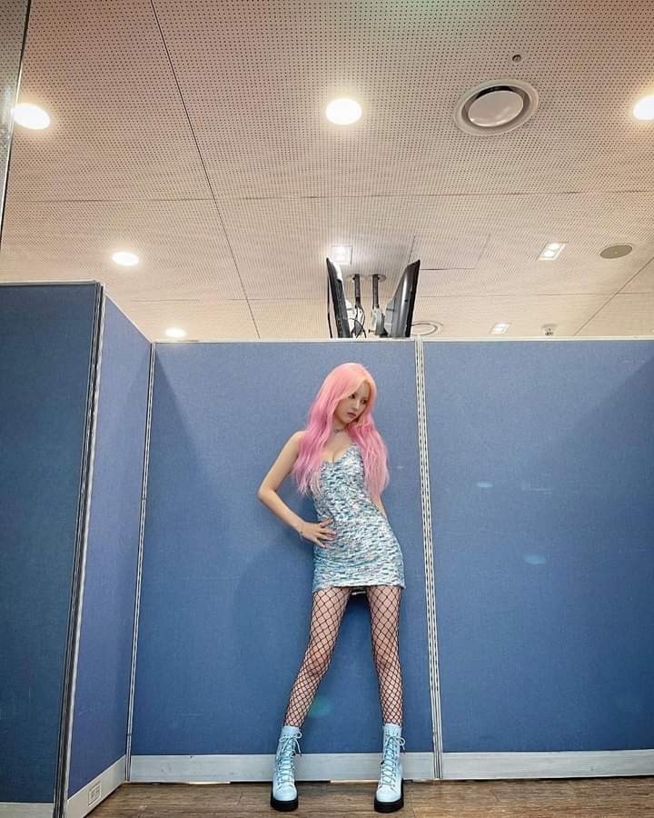 g_IdleMexico's tweet photo. [📸] 210729

[#Windy_Style] #210729 Vestido de lentejuelas azul✨ y botas azules💙 que hacen resaltar su cabello rosado💕 El look de sirena de Windy🧜‍♀️

#Windy #삠삠 (#BEAMBEAM) #OOTD #데일리룩
#SOYEON #소연 #여자아이들 #GIDLE @G_I_DLE

ENG. @CUBEENTGLOBAL
ESP. @g_IdleMexico https://t.co/it9b5czWcK