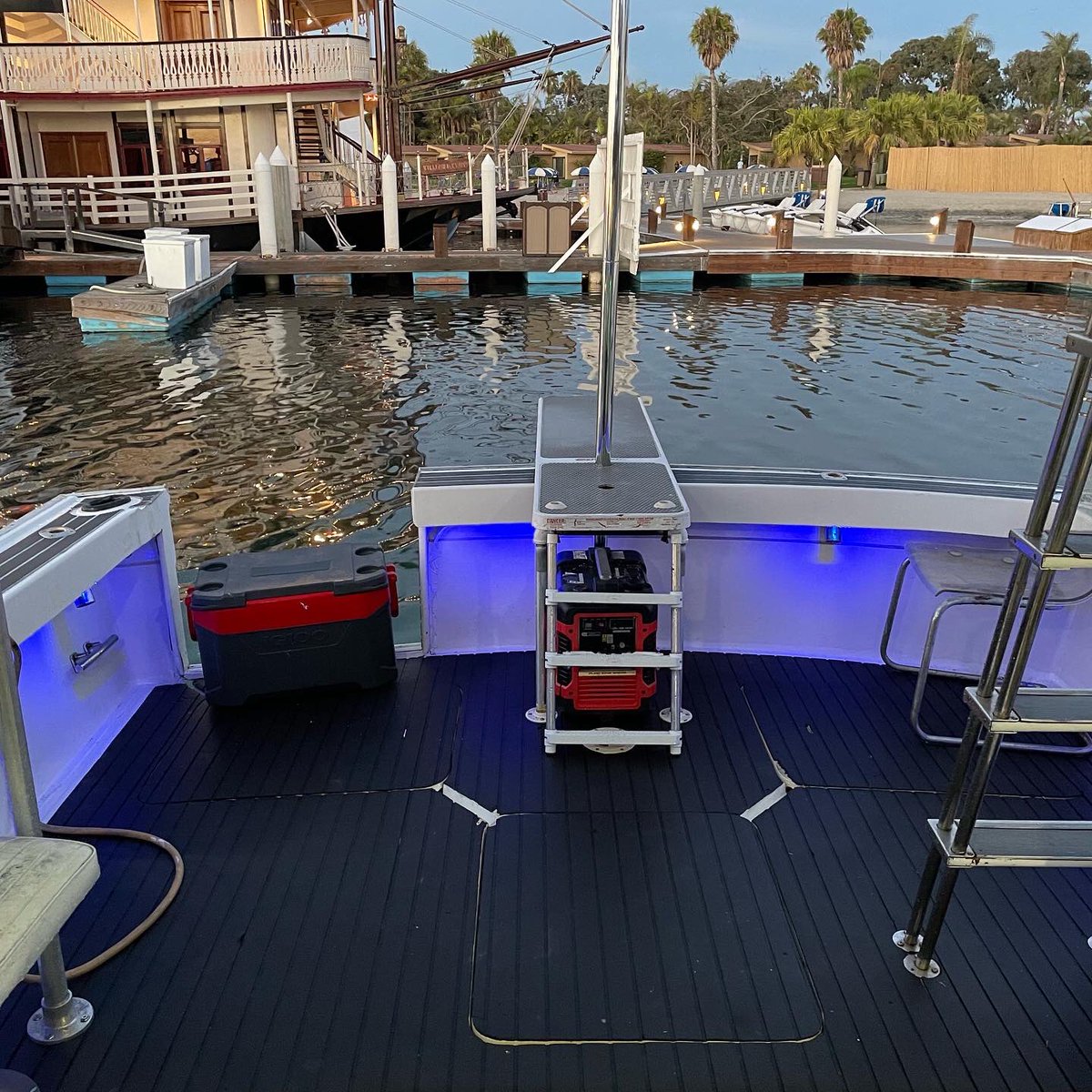 sd_checklist's tweet image. Looking to take your special occasion to the next level? Book a private charter on our Jacuzzi yacht, the perfect experience for social functions! Equipped with a dance floor, 2 dance poles, Djs, and a jacuzzi! Contact for more details.