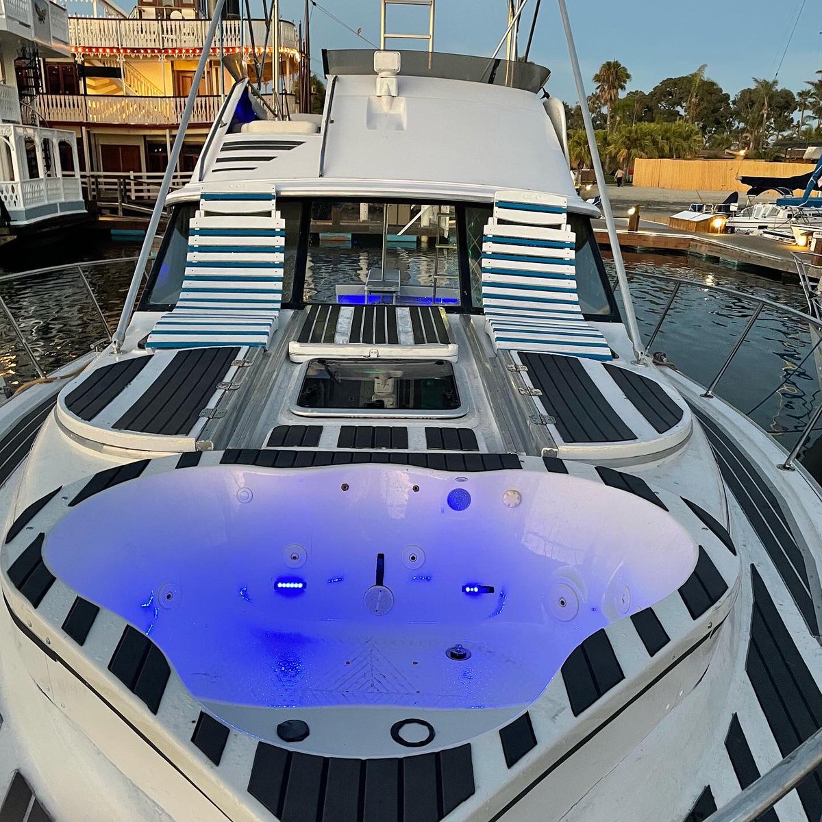 sd_checklist's tweet image. Looking to take your special occasion to the next level? Book a private charter on our Jacuzzi yacht, the perfect experience for social functions! Equipped with a dance floor, 2 dance poles, Djs, and a jacuzzi! Contact for more details.