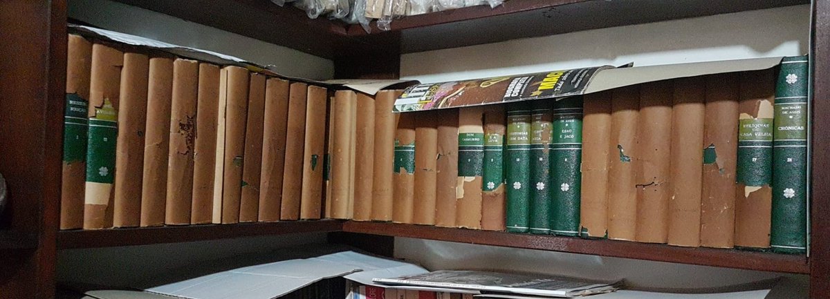 pedro_fbn's tweet photo. Casa de Vó com a obra completa de Machado.. https://t.co/ArRh6vfVkq