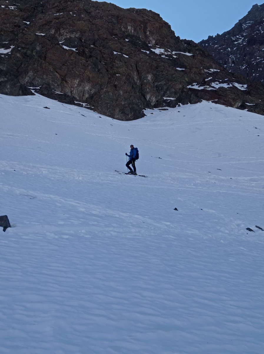 polarix11's tweet photo. Aquí los investigadores junto con el instructor que demostró tener una paciencia extrema con nosotros @lalopangue @Cristobal_van @galban_lab @Galgoantartico @Ejercito_Chile #ACT192057 https://t.co/7qPGHsILIJ