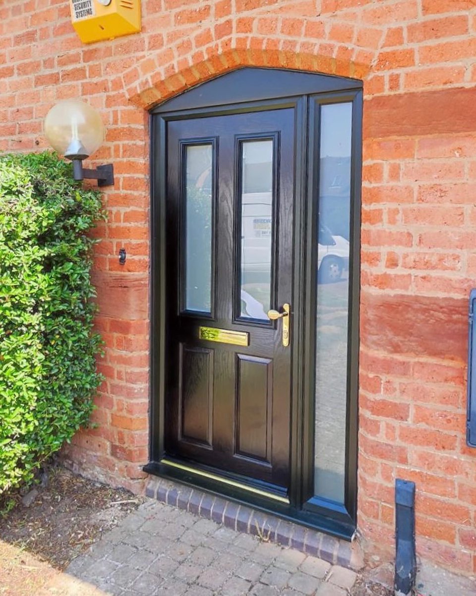 Superiortf's tweet photo. New front door and everyone seems to be choosing the colour black, and we love it! The beauty of black Doors is that they stay looking sleek, clean and stylish despite the age and how it has weathered making your home look great for longer!

#supplyframes #worcestershirehour https://t.co/eYgMOaC8mS