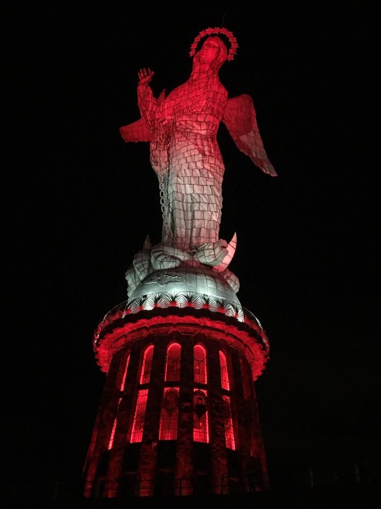 CancilleriaPeru's tweet photo. BicentenarioEnElMundo🇵🇪 | 🇪🇨 La Virgen de El Panecillo, icónica imagen de la ciudad de Quito, Ecuador, se iluminó con los colores rojo y blanco en conmemoración de nuestro #BicentenarioPerú. https://t.co/SWbNby2jAc