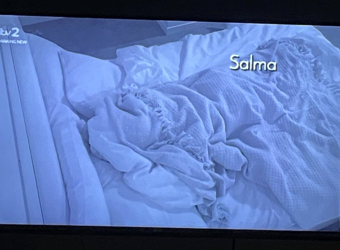 TallPaul90's tweet photo. I'm convinced it's just a pile of pillows. Salma is back in ends #LoveIsland https://t.co/tKiZgweHU3