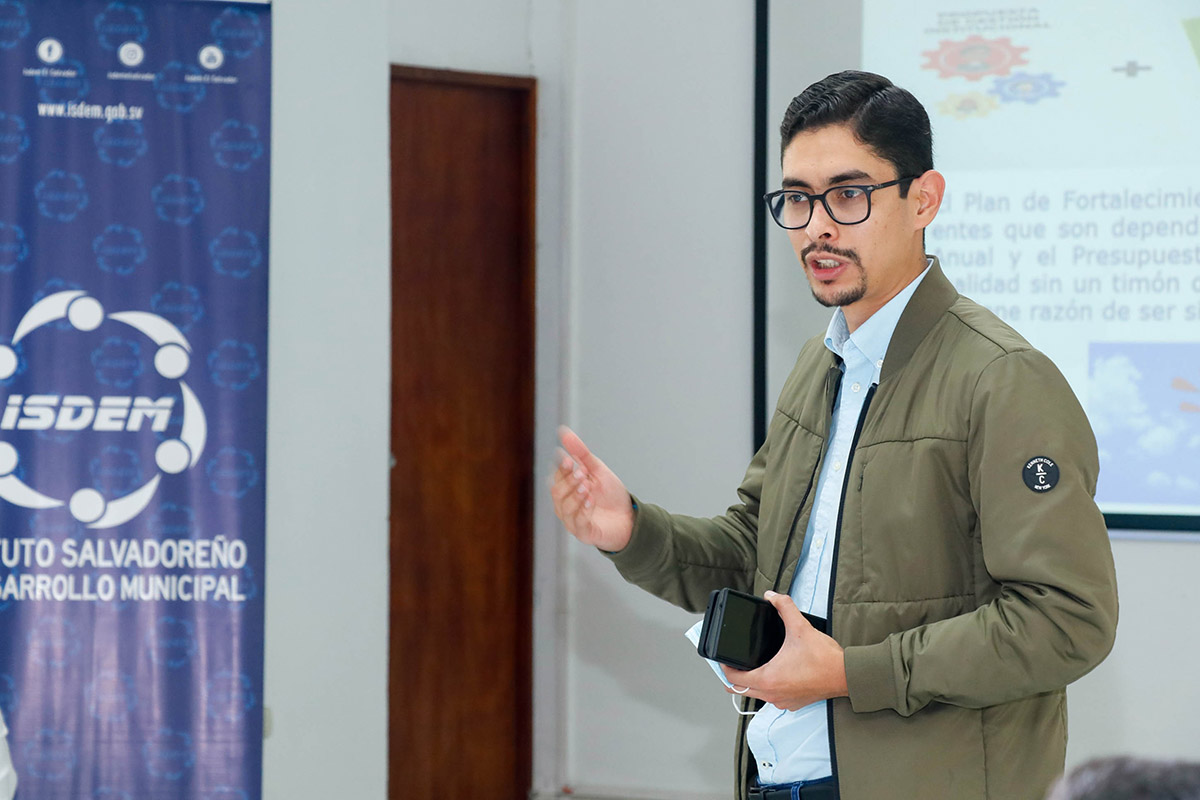 Alcaldes y alcaldesas del departamento de La Libertad participaron en capacitación sobre Formulación de Presupuesto Municipal impartida por el ISDEM
#isdematuservicio