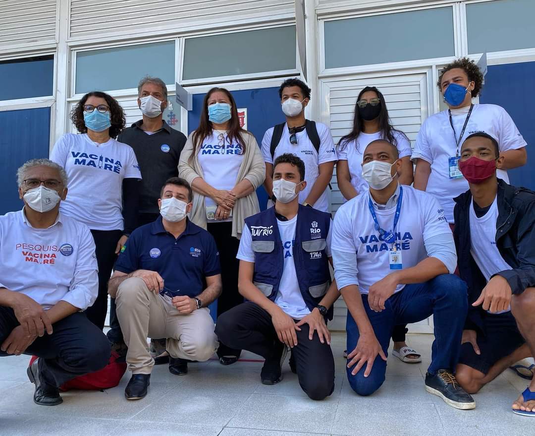 maredenoticias's tweet photo. Construção coletiva, #VacinaMaré representa esperança e garantia de direitos aos mareenses. Até o momento, mais de sete mil pessoas foram vacinadas. 

Foto: @redesdamare

Leia mais em: https://t.co/jUFZ3xcgzM

@fiocruz @Saude_Rio @minsaude @pucriooficial #sasbrasil https://t.co/70M4DhTYf4