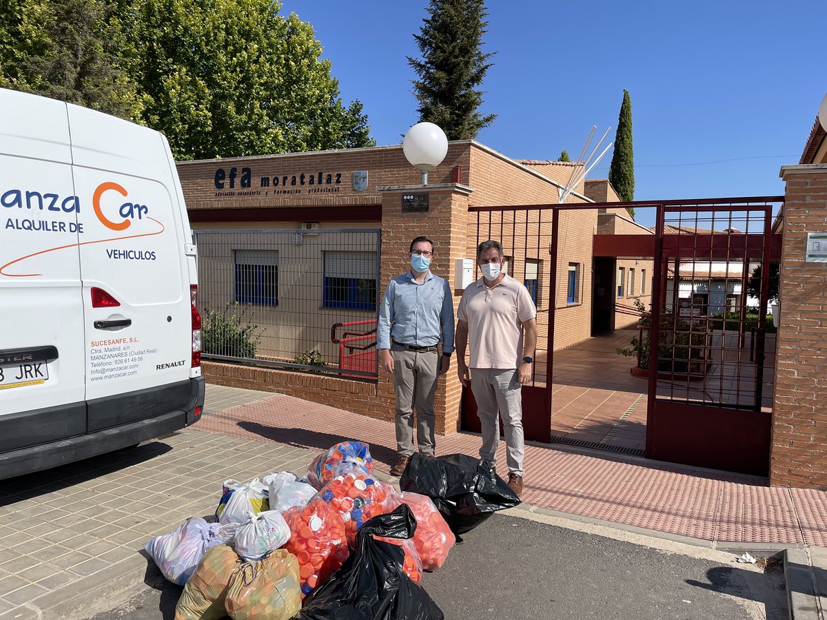 EFAMoratalaz's tweet photo. GRACIAS a todos aquellos alumnos y familias que, con el gesto de guardar los tapones de plástico y depositarlos en EFA Moratalaz, han colaborado con AFADI (Asociación de Familiares y Amigos de Disminuidos Físicos y Psíquicos)
 
#AFADI #ayuntamientomanzanares #colaborar #entretodo https://t.co/Ig2LI1AjqY