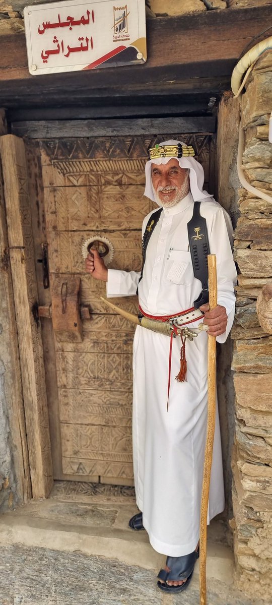 DeerahMuseum's tweet photo. مالك #متحف_الديرة الشيخ سالم بن مرضي الزهراني يرحب بكم ،، مرحبا هيل عدّ السيل بزوارنا الكرام ،، زيارتكم شرف لنا 💐🌹🌹 https://t.co/hhJDau9eiD