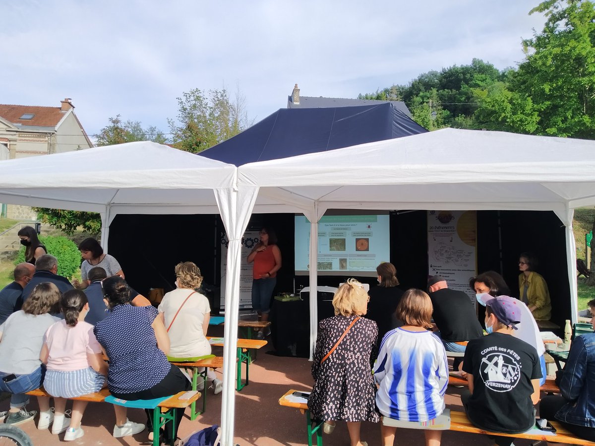 EliseHelfer's tweet photo. Encore un grand merci à @CarravieriIrene  et à @sandrinecapizzi  pour leur intervention sur les tiques à l'EST'ival des sciences à Verzenay ! 

Saviez-vous que les tiques peuvent vivre 2 à 4 ans en mangeant seulement 2 à 3 repas en tout ! Un jeûne d'enfer 🤯 https://t.co/gNb6Ky8oHY