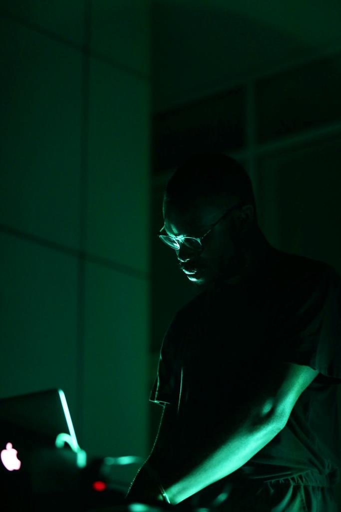 MACBA_Barcelona's tweet photo. L’última sessió de #LoremIpsumMACBA arrenca fort amb la música electrònica d’@Aho_Ssan ⚡️🙌🏻
📸 @Dani_Canto https://t.co/T733xjITqn