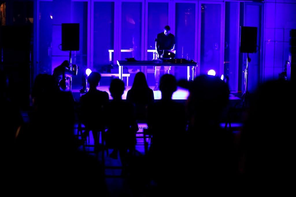 MACBA_Barcelona's tweet photo. L’última sessió de #LoremIpsumMACBA arrenca fort amb la música electrònica d’@Aho_Ssan ⚡️🙌🏻
📸 @Dani_Canto https://t.co/T733xjITqn