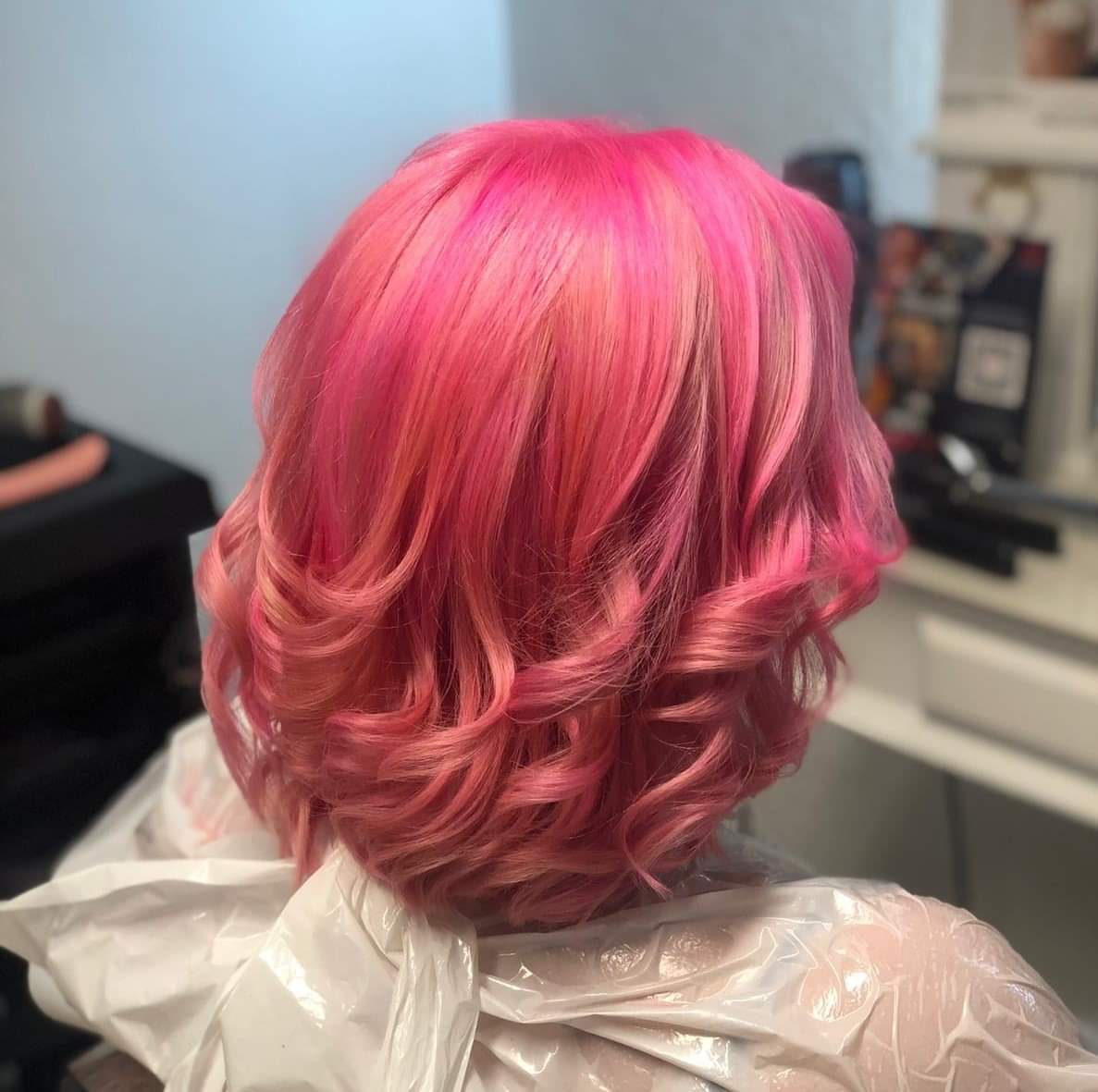 TMTreatments's tweet photo. School's out for summer!
Ask us about our creative colouring and gorgeous colours like this stunning pink for a whole new style π
#Buckingham #creativecolouring
@CrazyColorLtd https://t.co/nXrBtGg9Sw