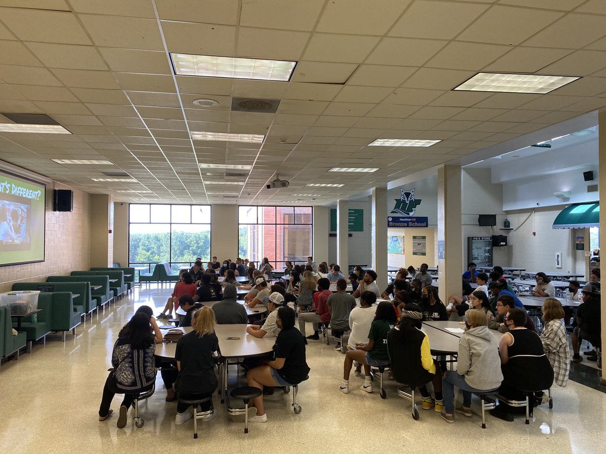 LinardMccloud's tweet photo. 21-22 Freshmen Orientation Part 1! #dfhs #foxpride https://t.co/A2ZMDkwecJ
