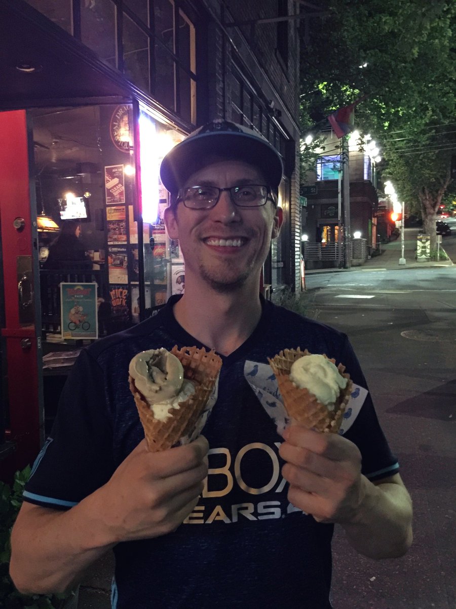 Brav's tweet photo. While we all patiently wait for the #HaloInfinite Tech Preview, here’s a very important side-by-side @Walshy dual wielding comparison I need to share  

needlers                               ice creams https://t.co/KdRGtJ16Ly