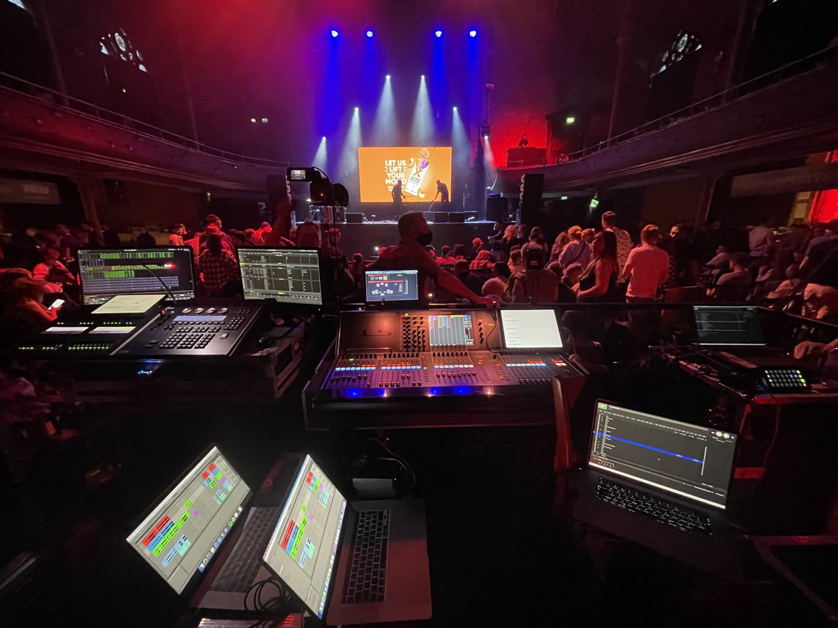 Last night we put on a show with @SteveBartlettSC in front of actual real life people in a sold out <a href="/Alberthallmcr/">Albert Hall</a> and what a vibe it was 👌🏼 <a href="/Femithesoundman/">Femi Bello</a> <a href="/nicfarman/">Nic Farman</a> <a href="/HouseChoir/">HouseGospelChoir</a> <a href="/Diary_Of_A_CEO/">DiaryOfaCEO</a> <a href="/NewFrameProds/">New Frame Productions</a>