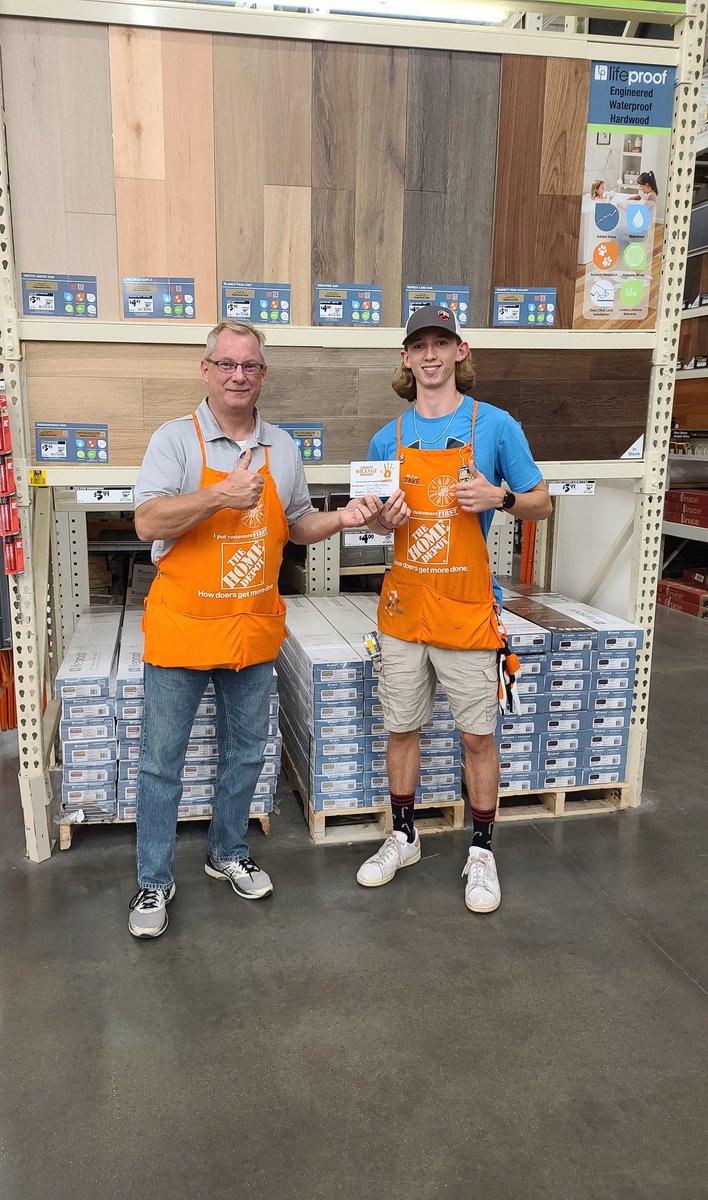 MAPM @RobD250 recognizing new associate Jake for nailing safety principles like Keep it Close to Home, Spotter Safety, and Ladder Safety Principles. Way to go Jake! #SafetyIsPersonal