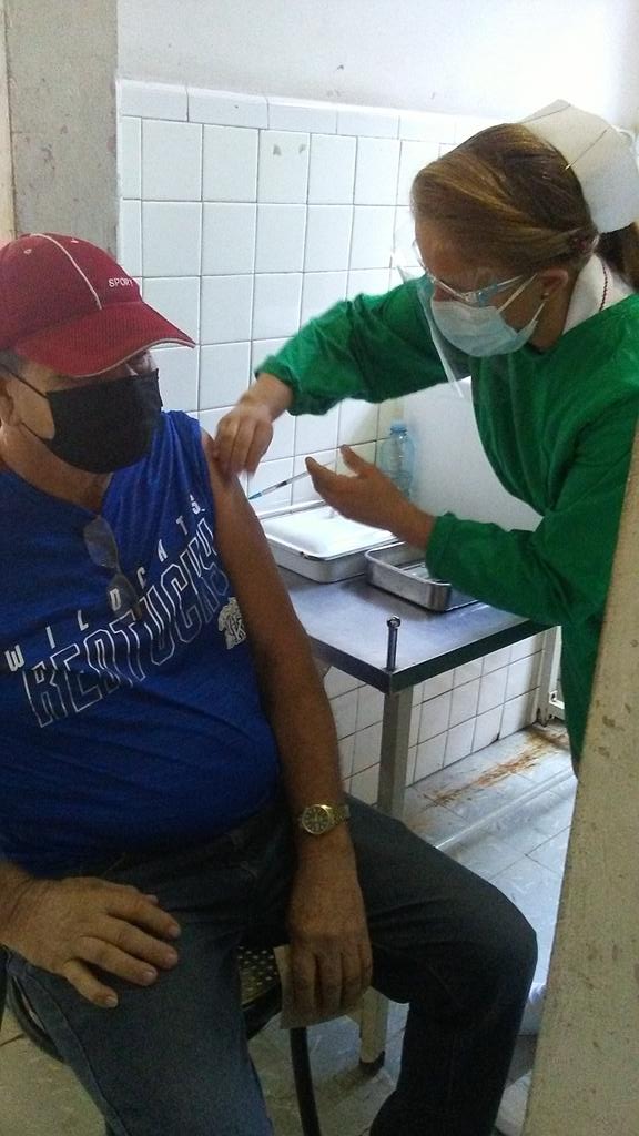 #Cuba #DMECienfuegos Se desarrolló con éxito el proceso de vacunación #Abdala de los consultorios 28 y 29 del Área de salud II. Los educadores apoyamos la tarea siguiendo las directrices del partido y Gobierno <a href="/PartidoPCC/">Partido Comunista de Cuba</a> <a href="/DiazCanel/">Oscar Diaz-Canel</a> <a href="/MINSAD/">yasmin shee</a> <a href="/CubaMined/">MINED</a> <a href="/elsa_ena/">Ena Elsa Velázquez Cobiella</a> <a href="/dailiana_d/">Dailiana Delisle Bell</a>