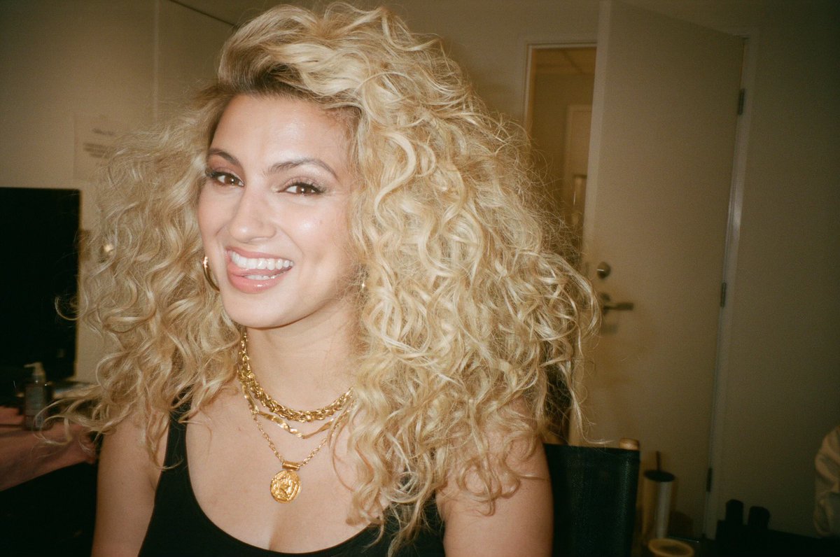 RT @thekellyroom: tori kelly is so beautiful https://t.co/b0SAUMKj2G