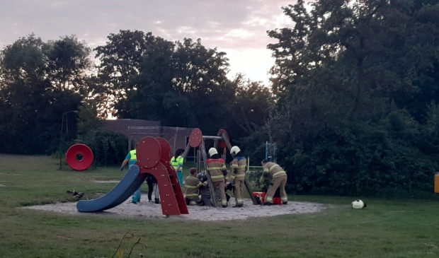 Meisje zit muurvast in schommel, brandweer komt haar bevrijden