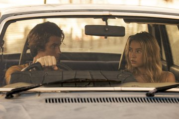 SeriesUpdateFR's tweet photo. La 2ème saison d'#OuterBanks est disponible sur Netflix.🏝️ https://t.co/UWYpYf3PQb