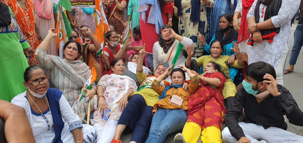 Priyajayant1's tweet photo. @ArvindKejriwal की नाकामी, @BJP4India के आगे घुटने टेकने,चुप्पी बनाए रखने से दिल्लीवासियों के हक की आवाज दबाए जाने के विरोध में @INCDelhi अध्यक्ष @Ch_AnilKumarINC जी के नेतृत्व में,@DelhiPMC अध्यक्षा @AmritaDhawan1जी के आदेशानुसार महिलाकांग्रेस ने विधान सभा पर विरोध प्रर्दशन किया https://t.co/l8G1ODoxn2